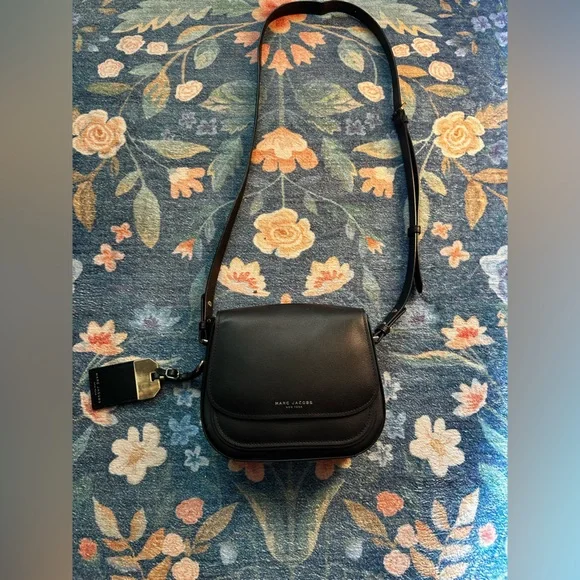 Marc Jacobs Black and Gold Bag Tag - Picture 1 of 7